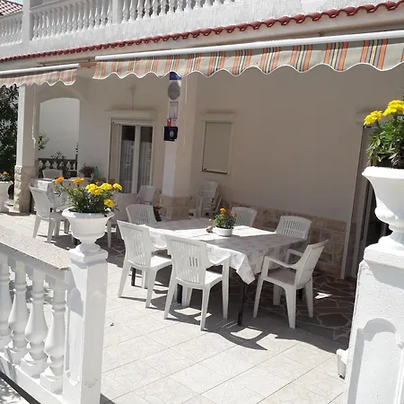 Apartment Daisy Mit Pool,garten ,grill ,excellent Location Close To Rab *