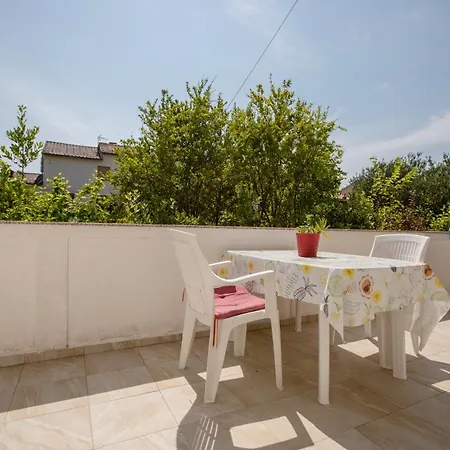 Daisy Mit Pool,garten ,grill ,excellent Location Close To Rab Apartment