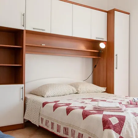 Apartment Daisy Mit Pool,garten ,grill ,excellent Location Close To Rab