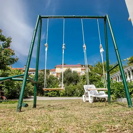 Apartment Daisy Mit Pool,garten ,grill ,excellent Location Close To Rab