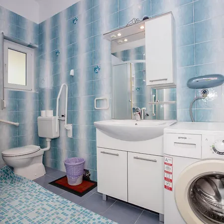 Daisy Mit Pool,garten ,grill ,excellent Location Close To Rab Apartment