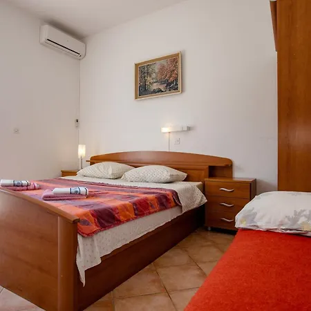 Apartment Daisy Mit Pool,garten ,grill ,excellent Location Close To Rab Rab Town