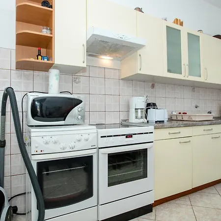 Daisy Mit Pool,garten ,grill ,excellent Location Close To Rab *