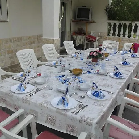 Daisy Mit Pool,garten ,grill ,excellent Location Close To Rab