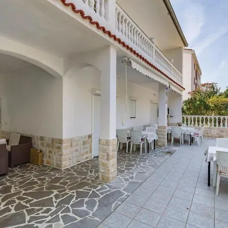 Apartment Daisy Mit Pool,garten ,grill ,excellent Location Close To Rab *