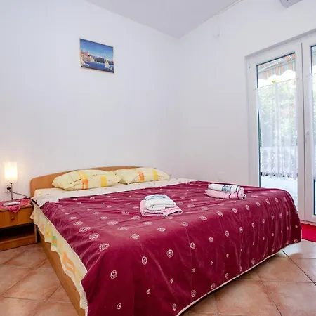 Daisy Mit Pool,garten ,grill ,excellent Location Close To Rab Rab Town
