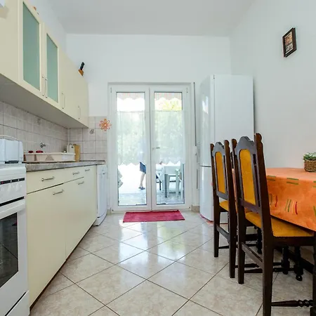 Apartment Daisy Mit Pool,garten ,grill ,excellent Location Close To Rab *