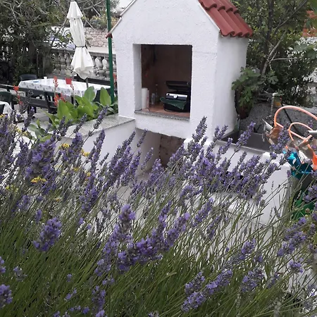 Apartment Daisy Mit Pool,garten ,grill ,excellent Location Close To Rab *