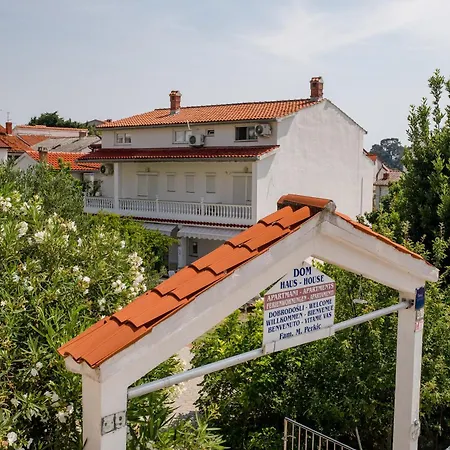 Apartment Daisy Mit Pool,garten ,grill ,excellent Location Close To Rab Rab Town