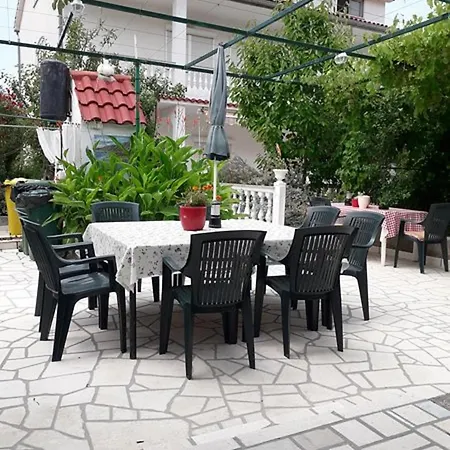 Daisy Mit Pool,garten ,grill ,excellent Location Close To Rab Apartment